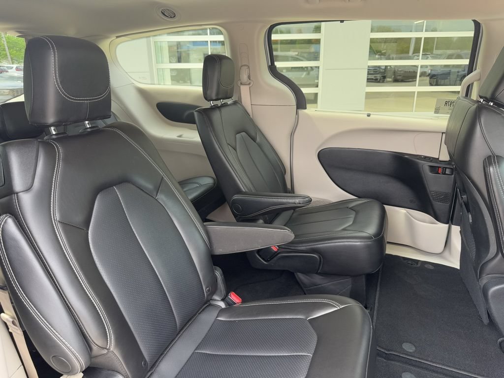 Used 2023 Chrysler Pacifica Touring-L FWD image 42