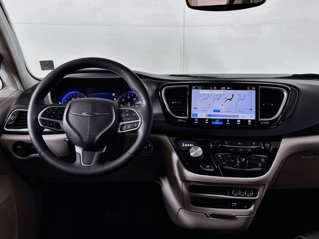 Used 2022 Chrysler Pacifica Touring-L FWD image 13