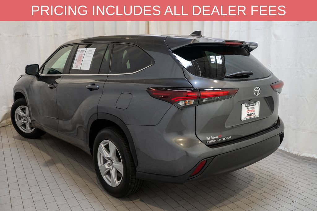 Used 2025 Toyota Highlander LE FWD image 3