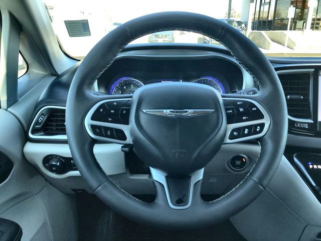 Used 2024 Chrysler Pacifica Touring-L image 14