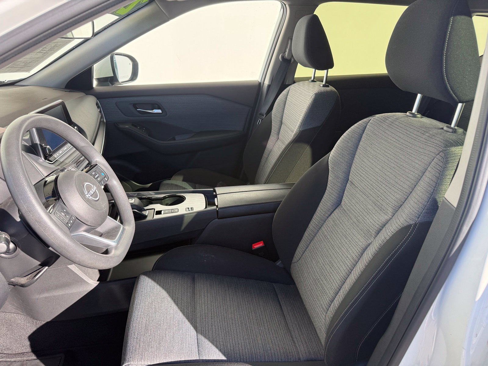 Used 2023 Nissan Rogue SV FWD image 9