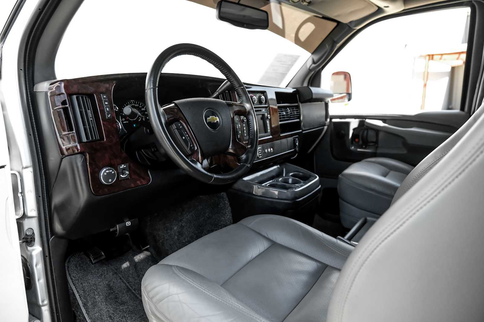 Used 2011 Chevrolet Express 1500 image 3