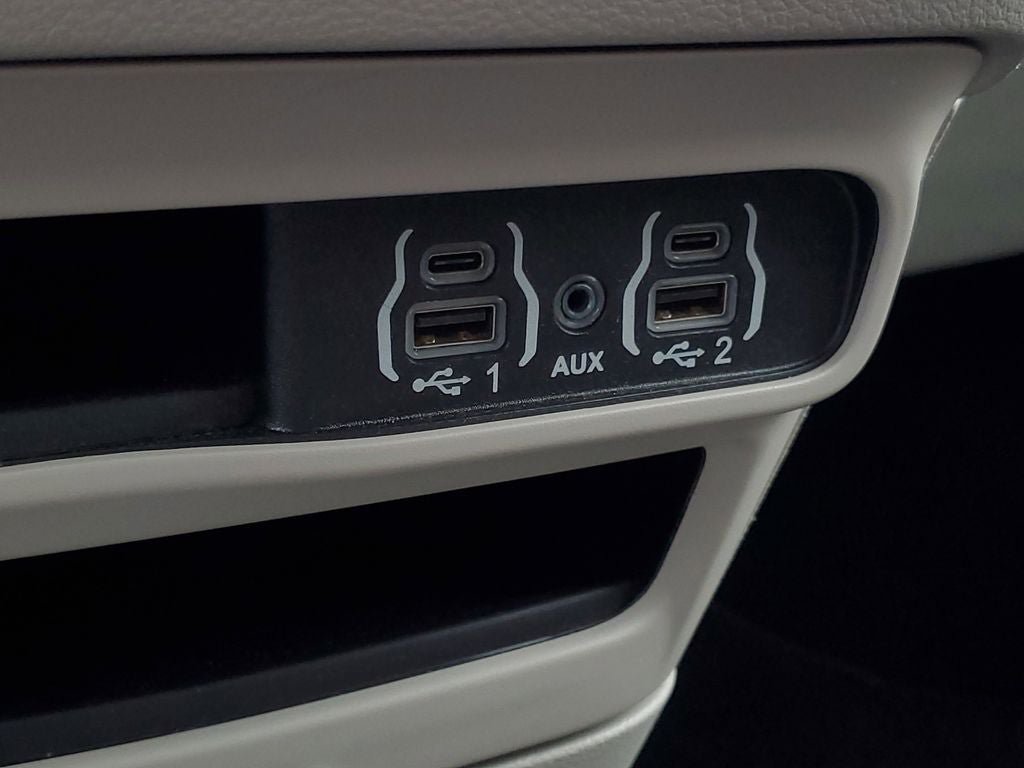 Used 2024 Chrysler Pacifica Touring-L FWD image 26