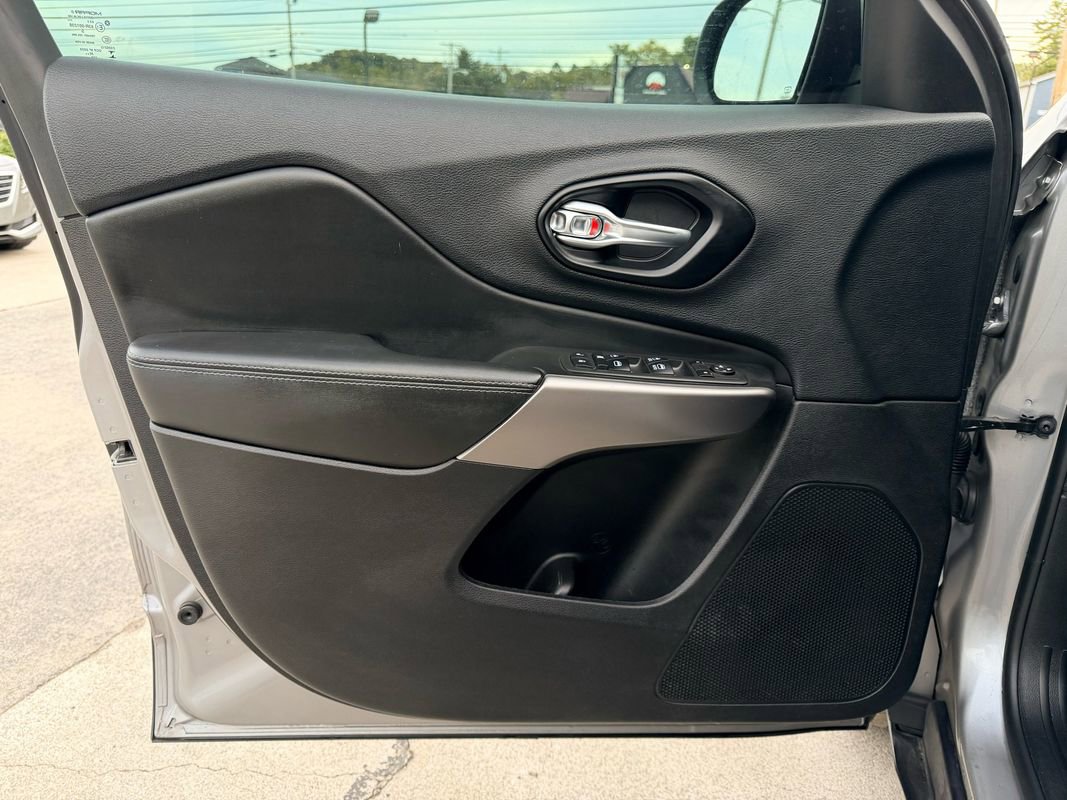 Used 2021 Jeep Cherokee Latitude Plus w/ Mopar Interior Package image 29