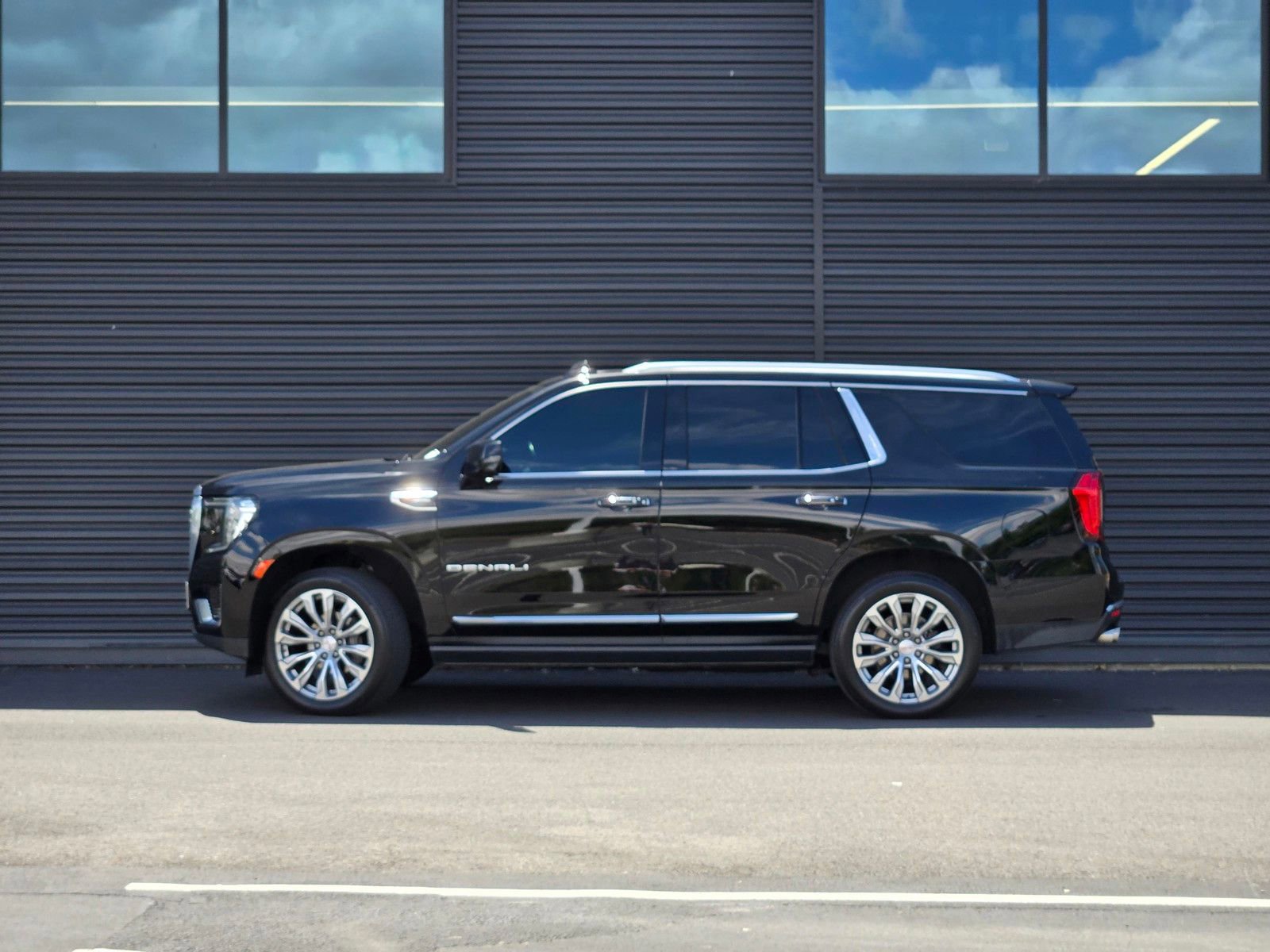 Used 2022 GMC Yukon Denali w/ Max Trailering Package AWD/4WD image 2