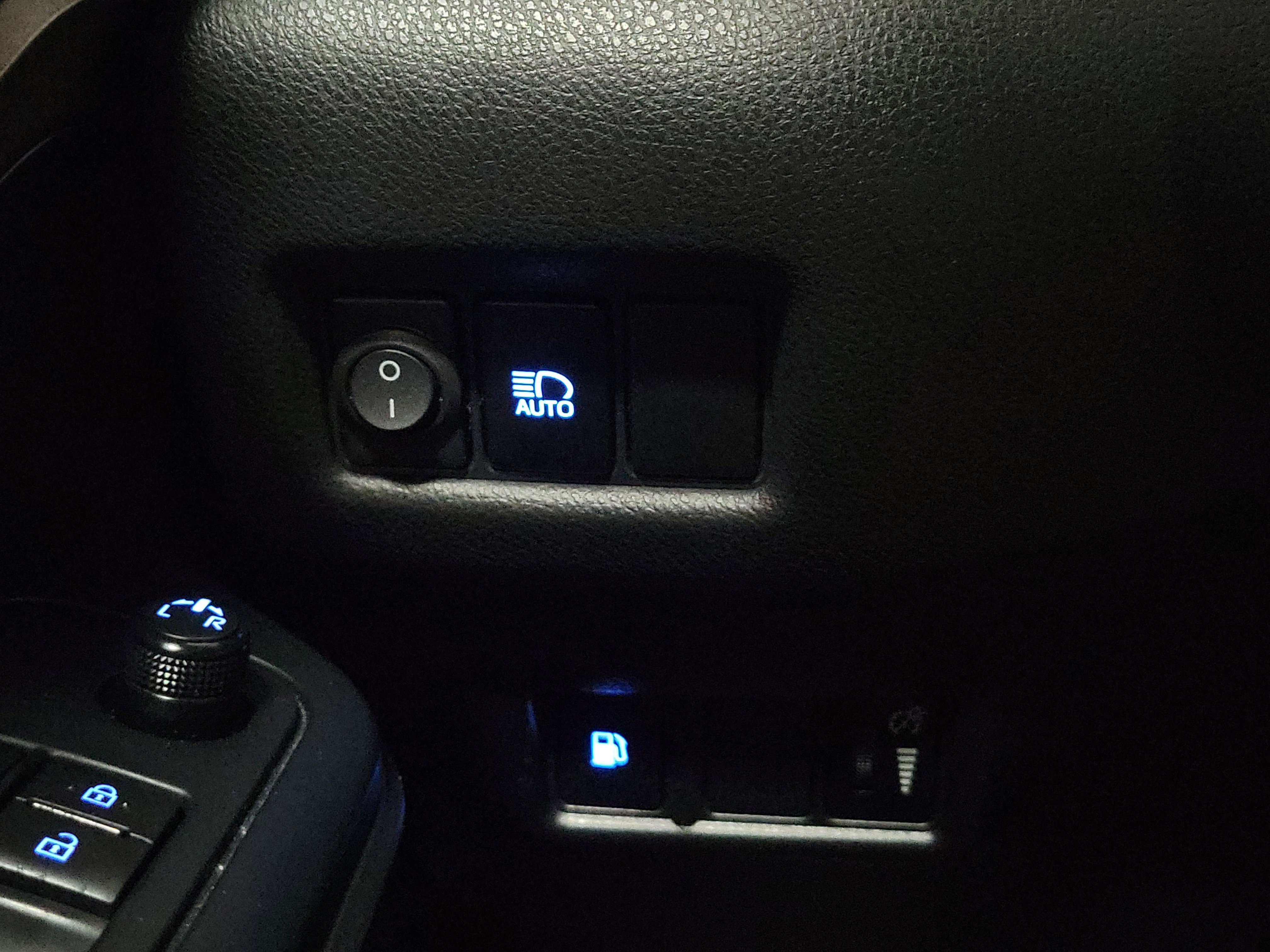 Used 2020 Toyota C-HR LE FWD image 22