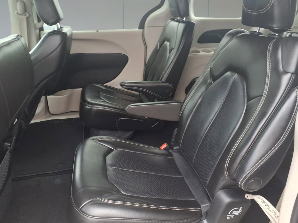 Used 2023 Chrysler Pacifica Touring-L image 26