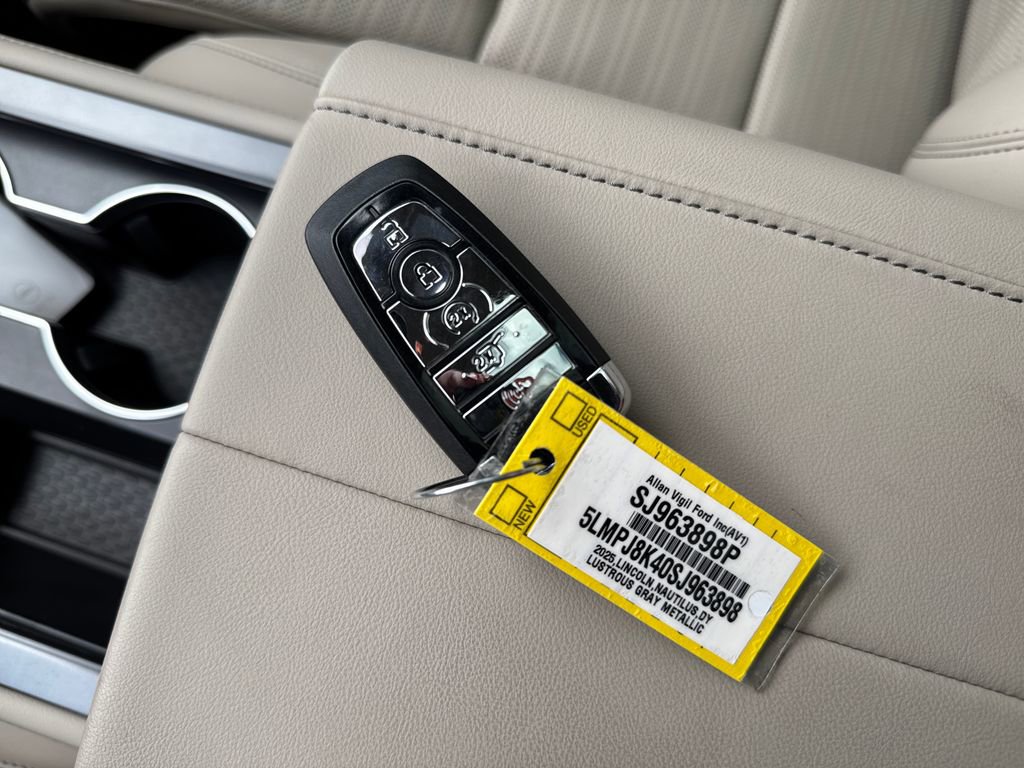 Used 2025 Lincoln Nautilus Reserve image 2