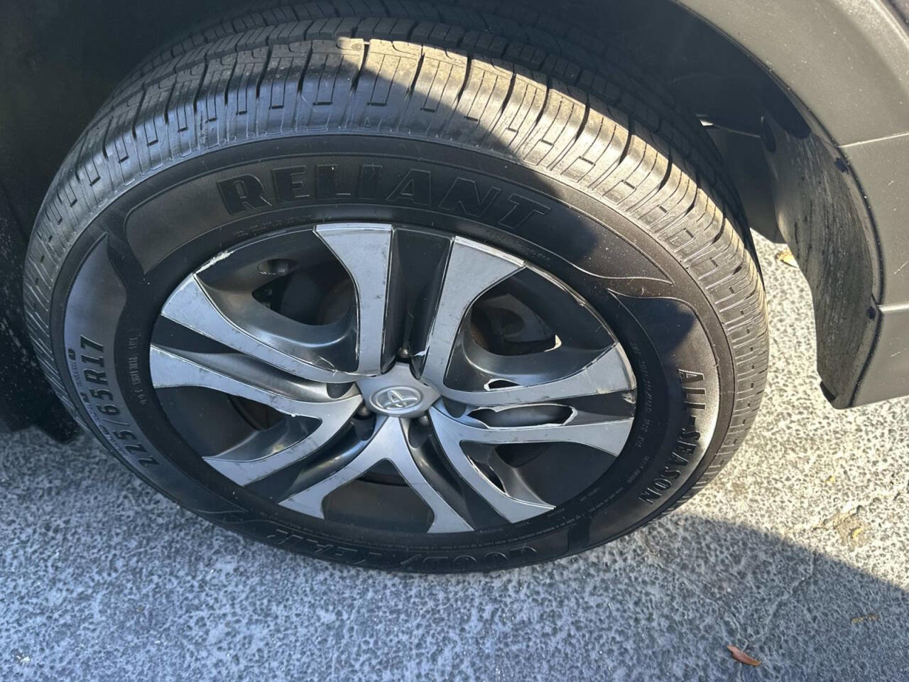 Used 2018 Toyota RAV4 LE image 9