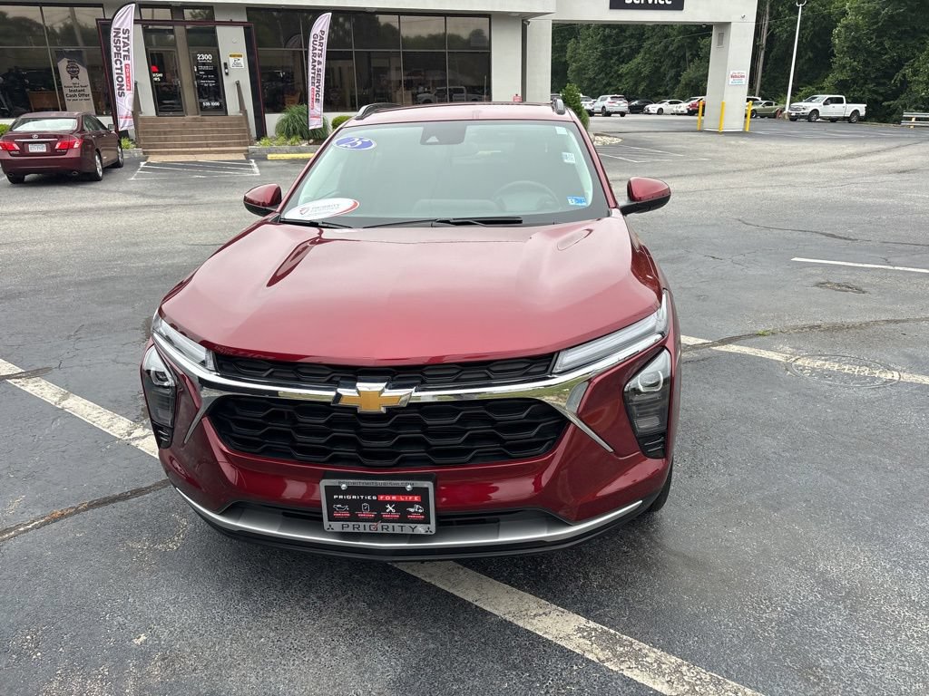 Used 2025 Chevrolet Trax LT w/ LT Convenience Package FWD image 8