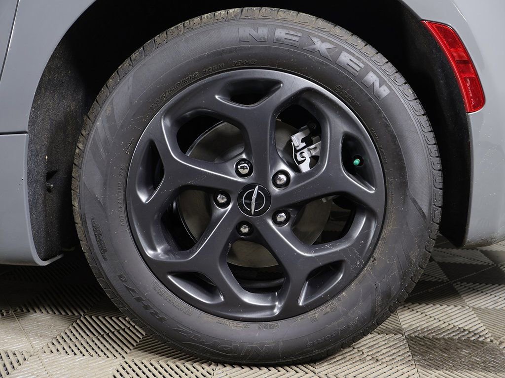 Used 2023 Chrysler Pacifica Limited w/ Uconnect Theater Family Group image 26