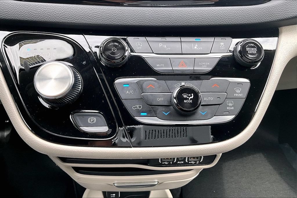Used 2023 Chrysler Pacifica Touring-L FWD image 15