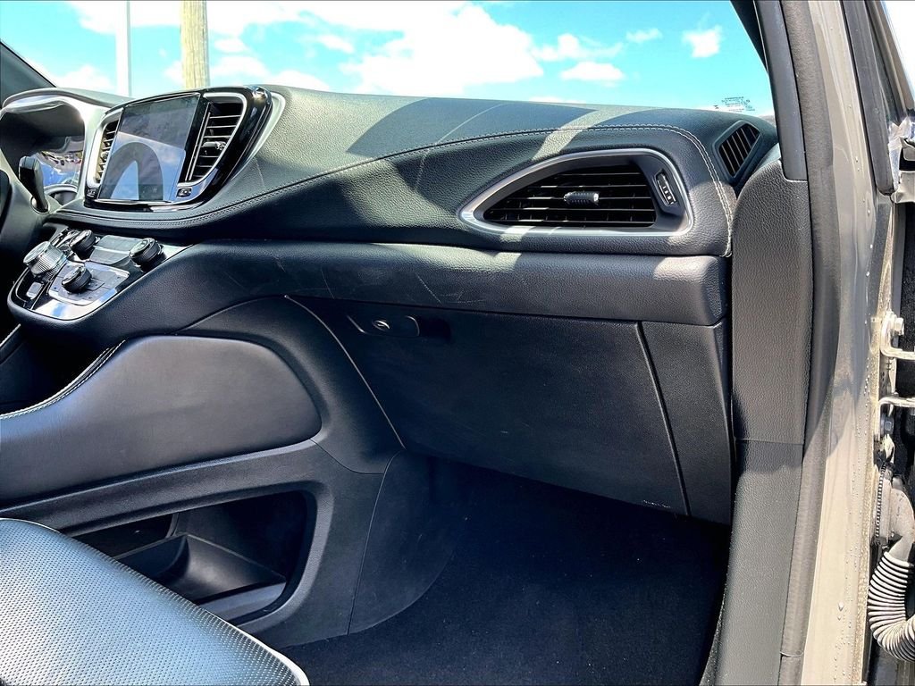 Used 2025 Chrysler Pacifica Limited FWD image 13