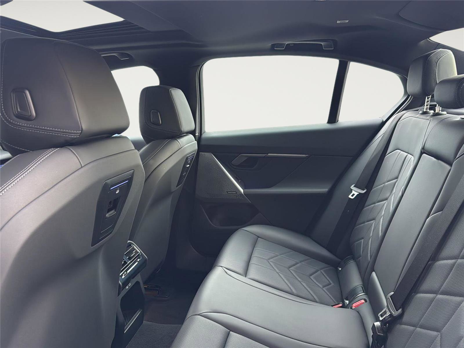 Used 2025 BMW 530i xDrive w/ Premium Package image 11