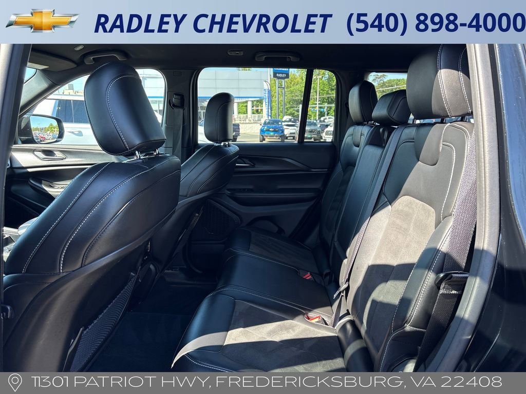 Used 2025 Jeep Grand Cherokee Altitude AWD/4WD image 12