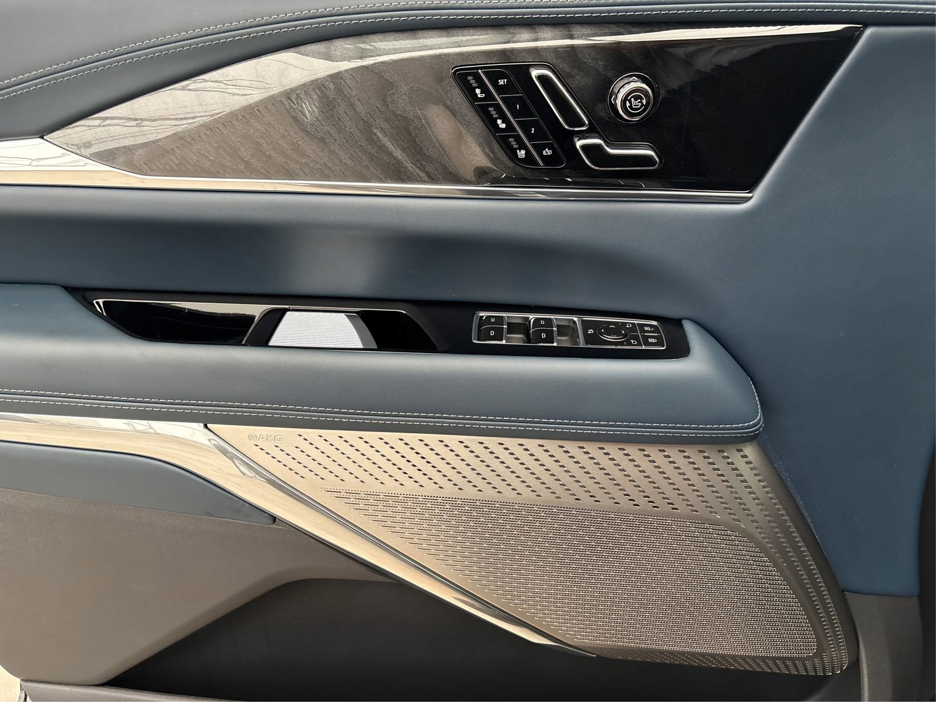 New 2025 Cadillac Escalade IQ Luxury 2 w/ LPO, Radiant Package image 21