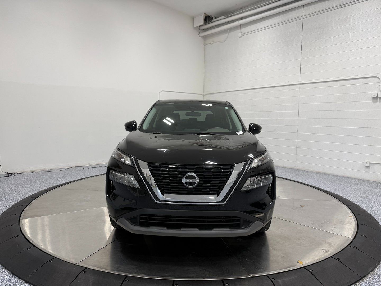 Used 2022 Nissan Rogue SV image 2