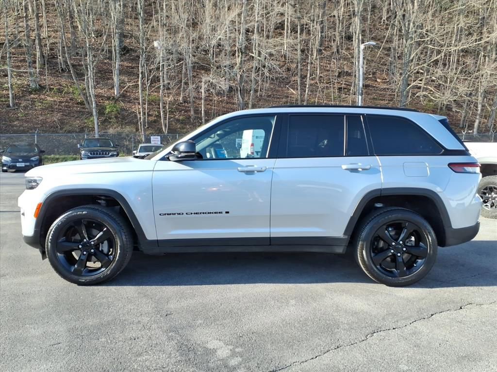 Used 2024 Jeep Grand Cherokee Altitude image 8