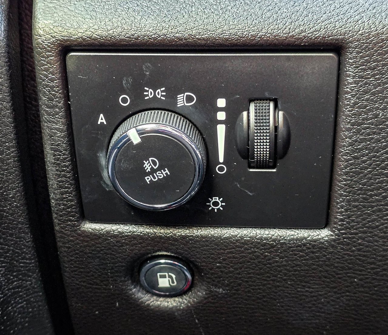 Used 2019 Jeep Grand Cherokee Altitude image 25