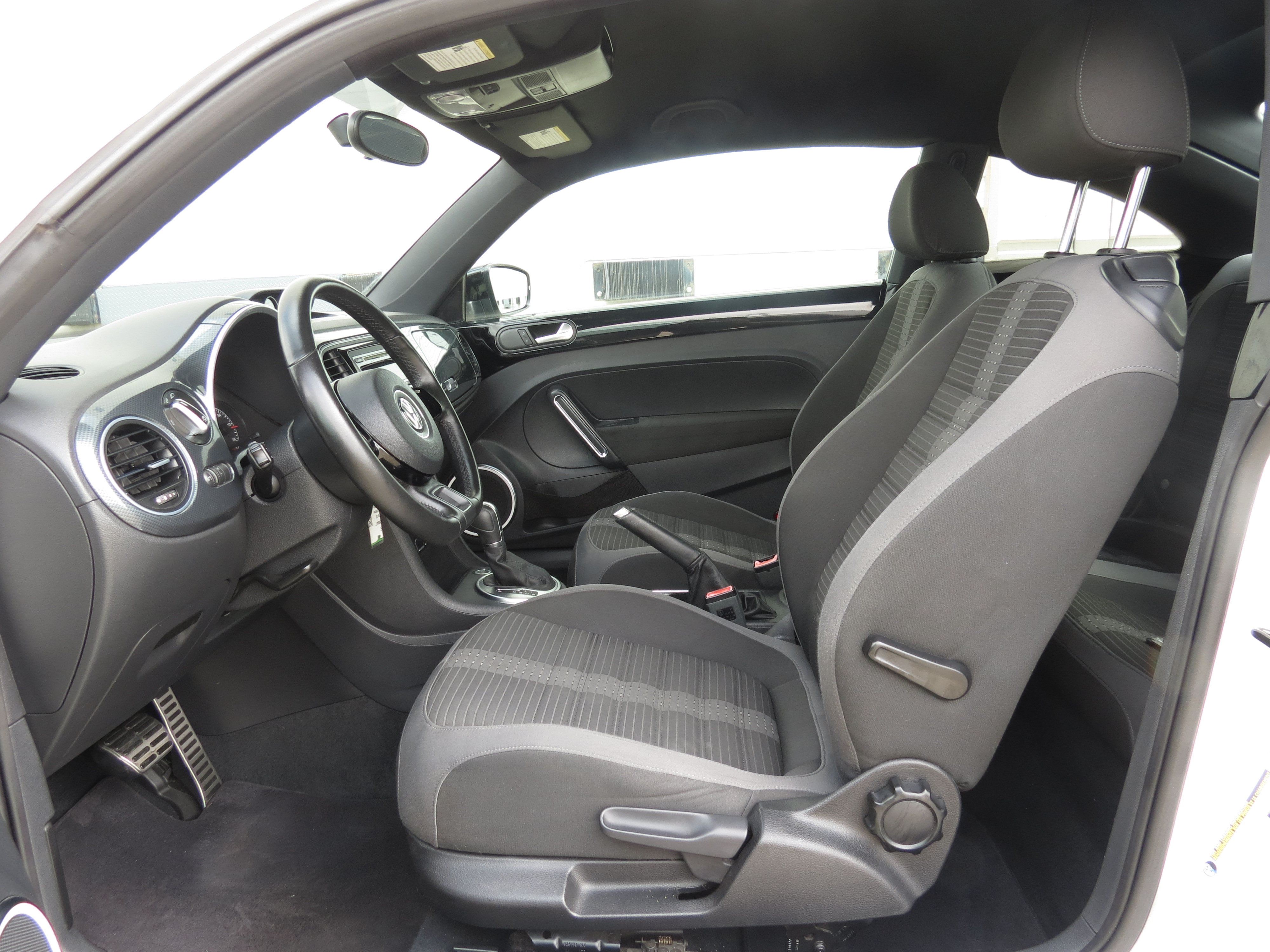 Used 2012 Volkswagen Beetle Turbo FWD image 23