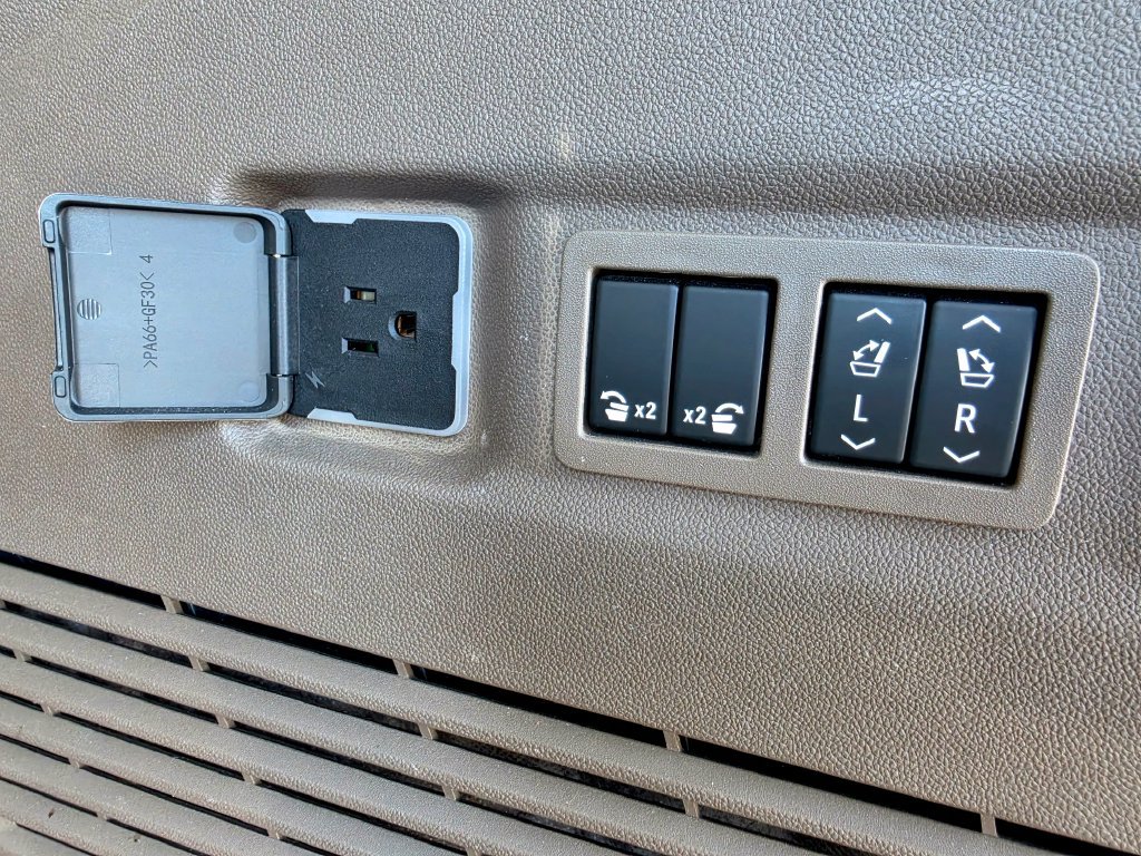 Used 2024 GMC Yukon XL Denali AWD/4WD image 8