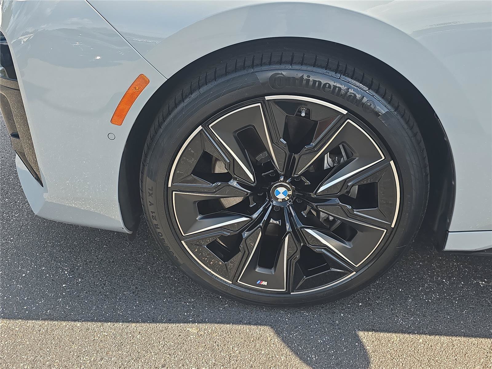 Certified 2023 BMW i7 xDrive60 w/ Luxury Rear Seating Package AWD/4WD image 8