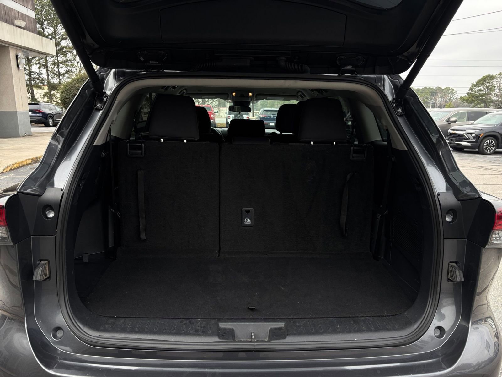 Used 2025 Toyota Highlander LE image 33