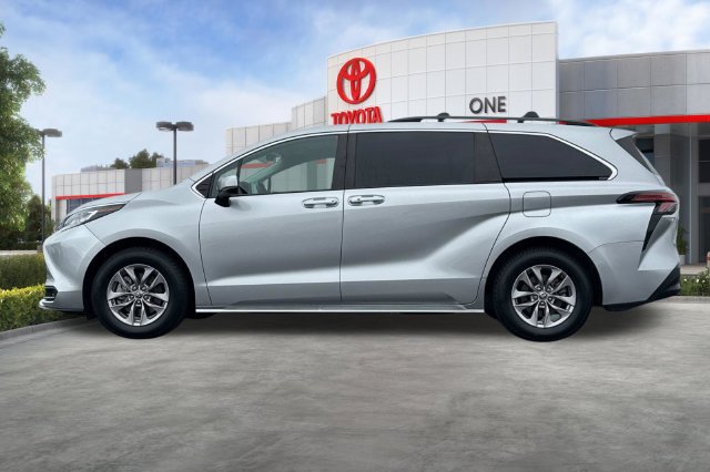 Certified 2022 Toyota Sienna LE FWD image 9