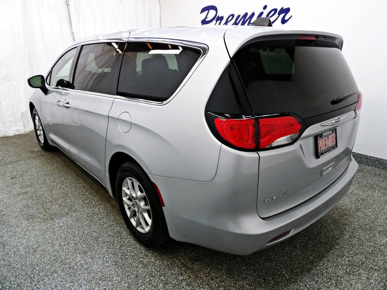 Used 2022 Chrysler Voyager LX FWD image 4