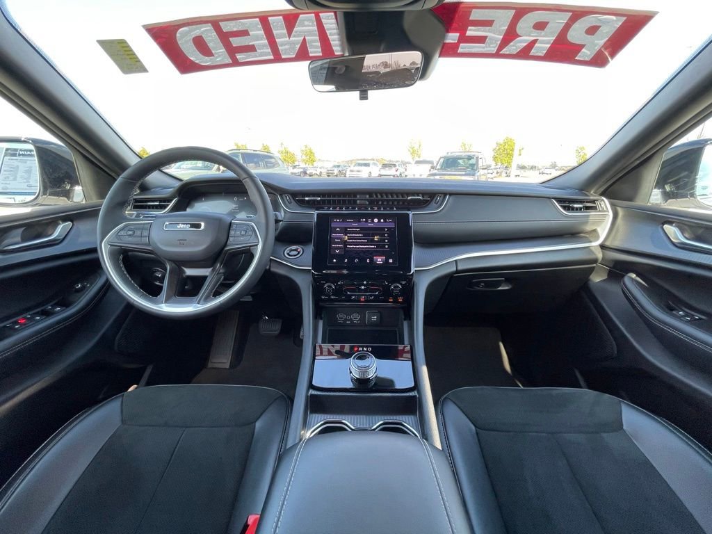 Used 2025 Jeep Grand Cherokee Altitude image 31