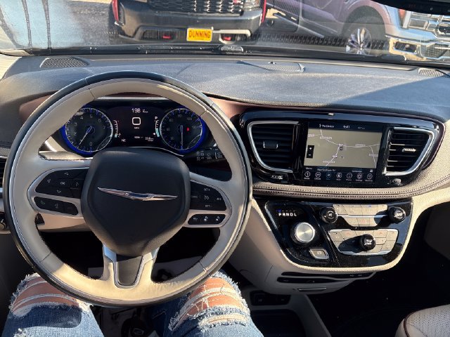 Used 2017 Chrysler Pacifica Limited FWD image 10