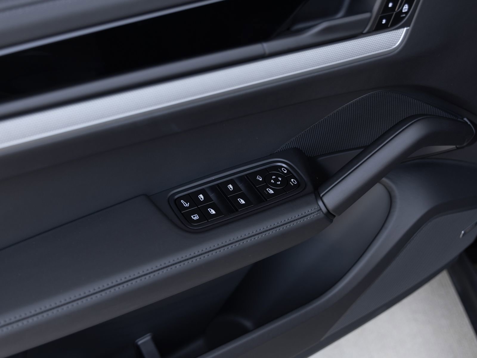 Certified 2025 Porsche Cayenne E-Hybrid AWD/4WD image 18