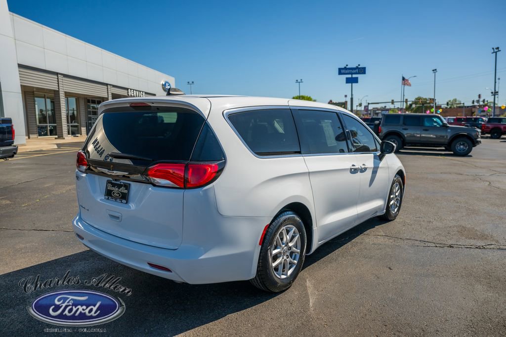Used 2022 Chrysler Voyager LX image 7