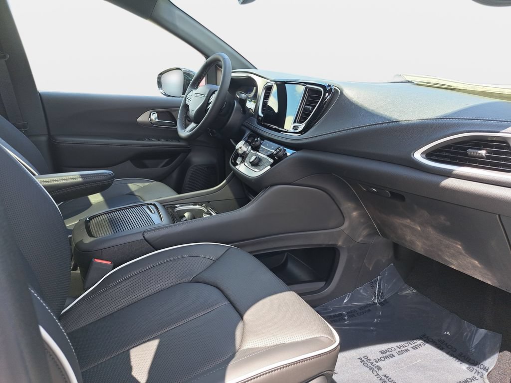 New 2027 Chrysler Pacifica Limited AWD/4WD image 10