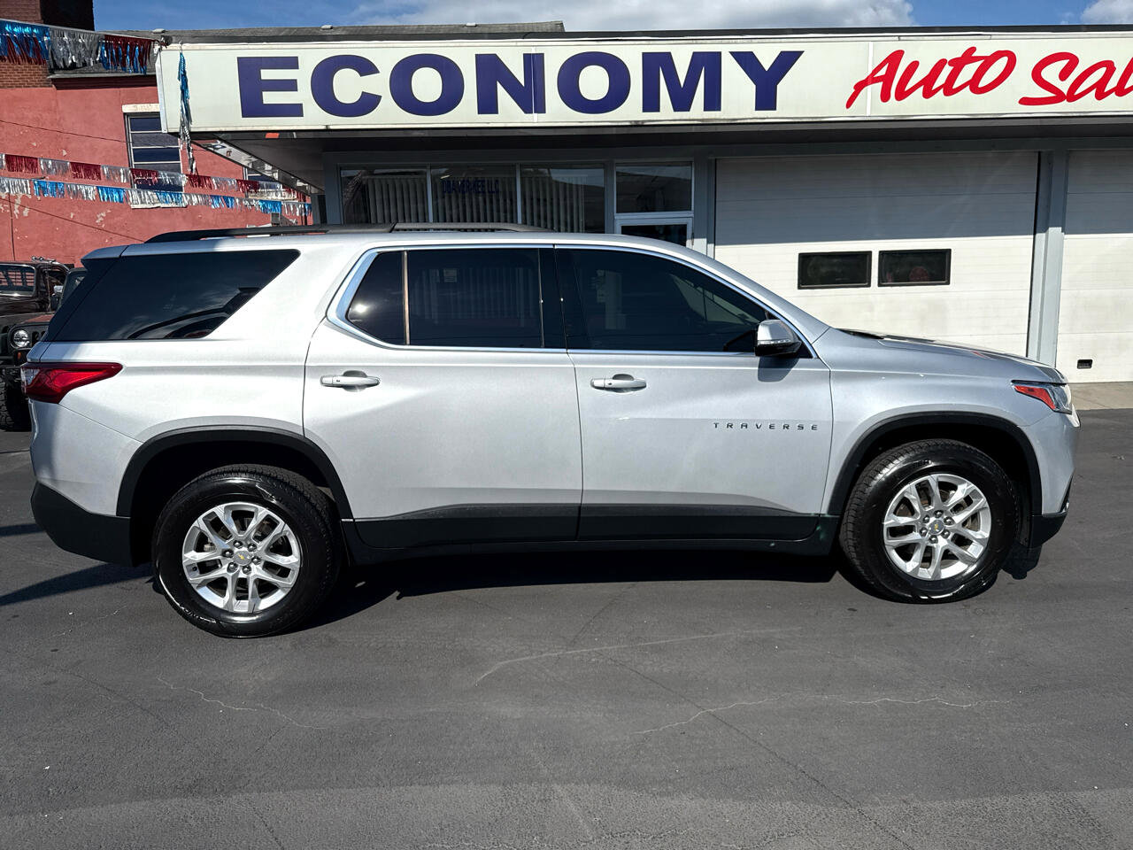 Used 2020 Chevrolet Traverse LT w/ LPO, Blackout Package image 2