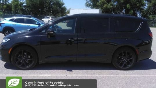 Used 2025 Chrysler Pacifica Limited FWD image 8