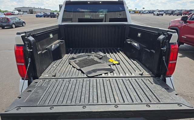 Used 2025 Toyota Tacoma SR5 AWD/4WD image 10
