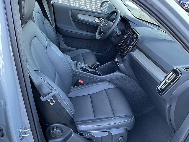 Certified 2025 Volvo XC40 B5 Core image 22