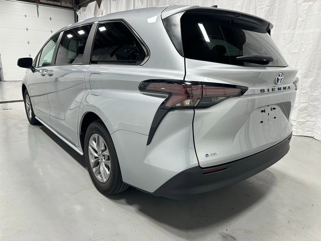 Used 2025 Toyota Sienna LE image 5
