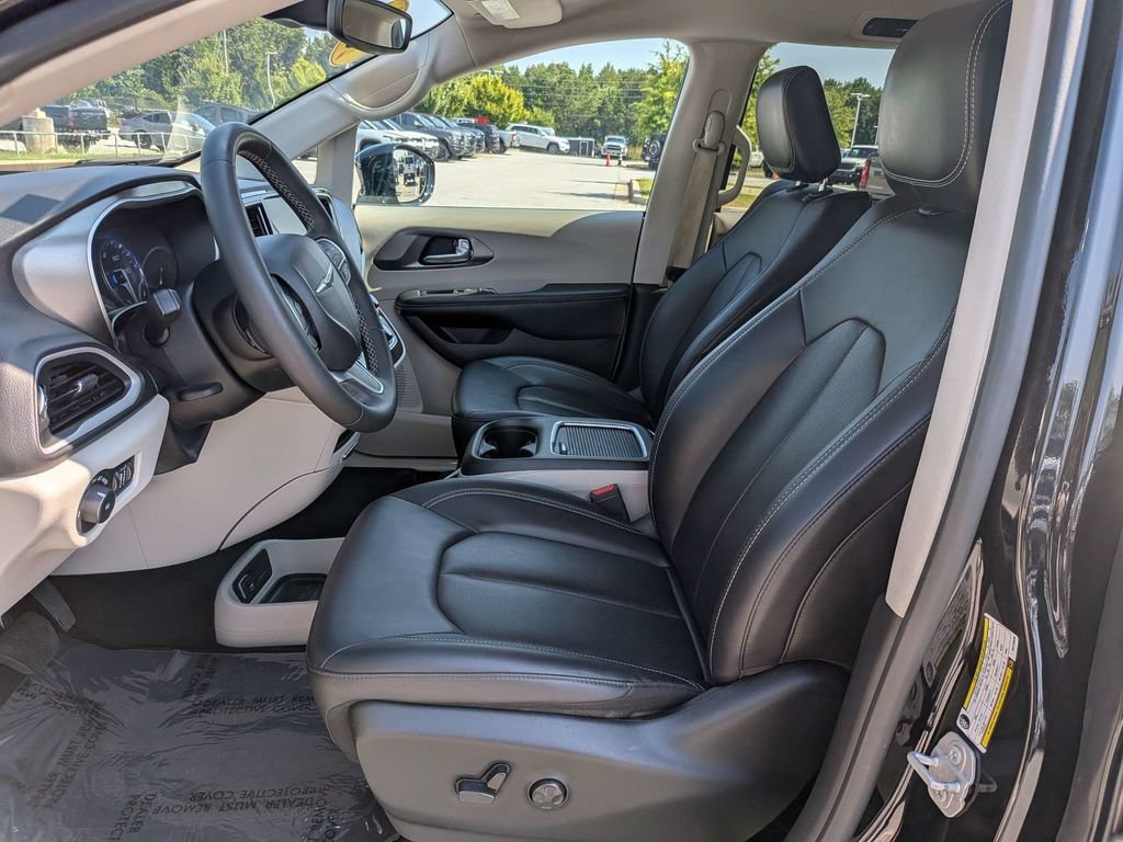 Used 2024 Chrysler Pacifica Touring-L FWD image 20