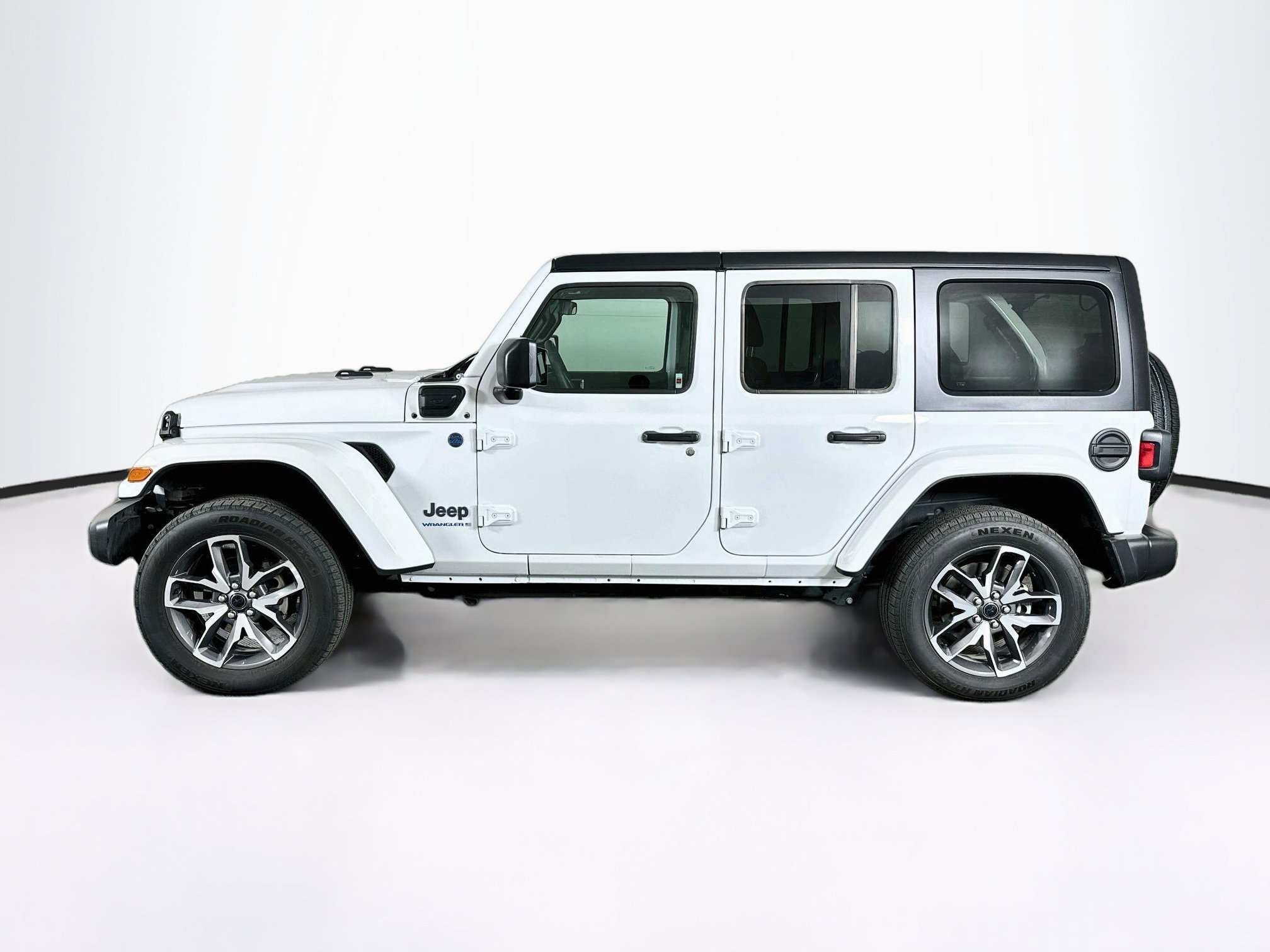 Used 2024 Jeep Wrangler Unlimited AWD/4WD image 4
