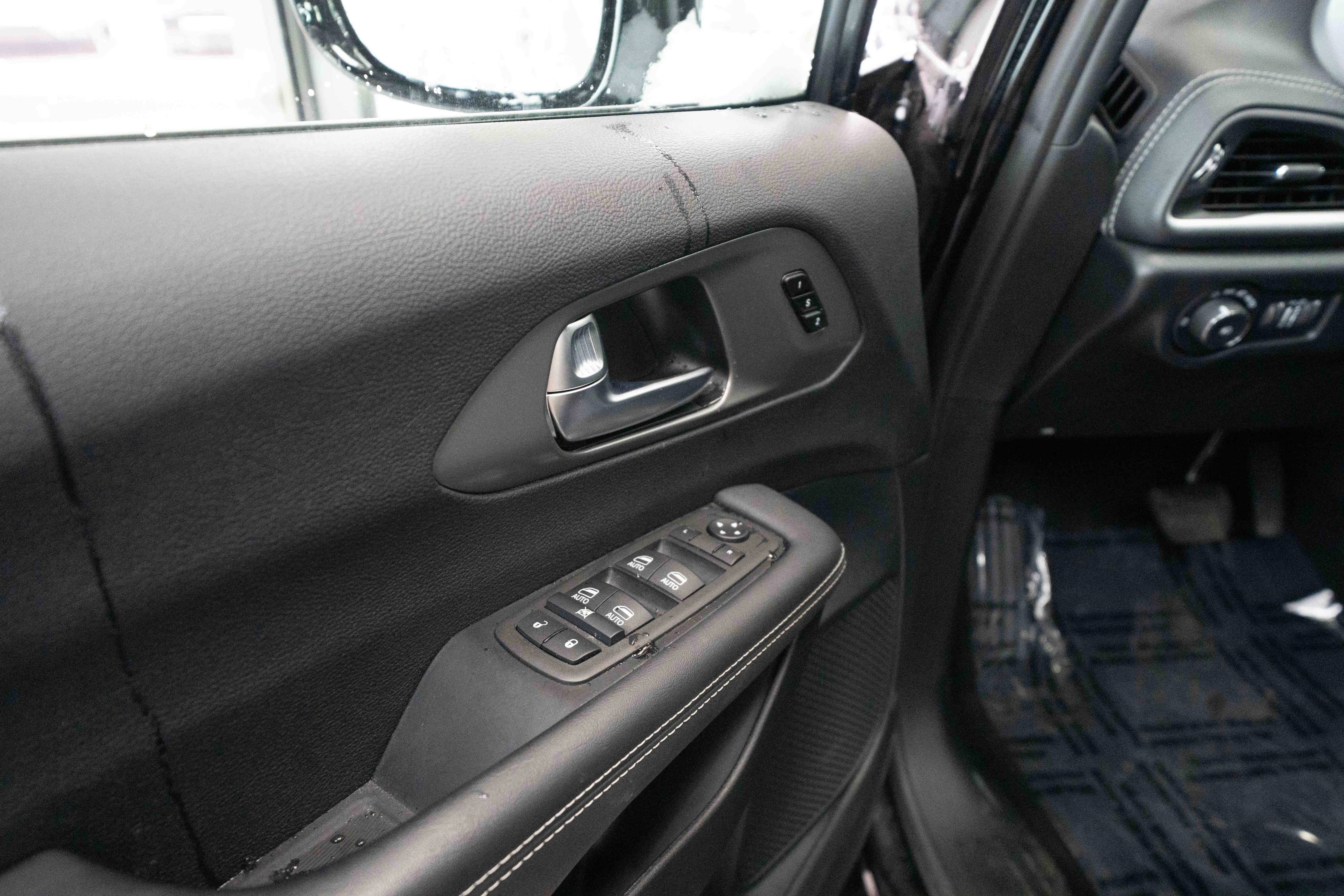 Used 2025 Chrysler Pacifica Select image 7