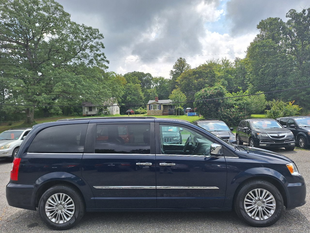 Used 2015 Chrysler Town & Country Touring-L w/ Driver Convenience Group image 9