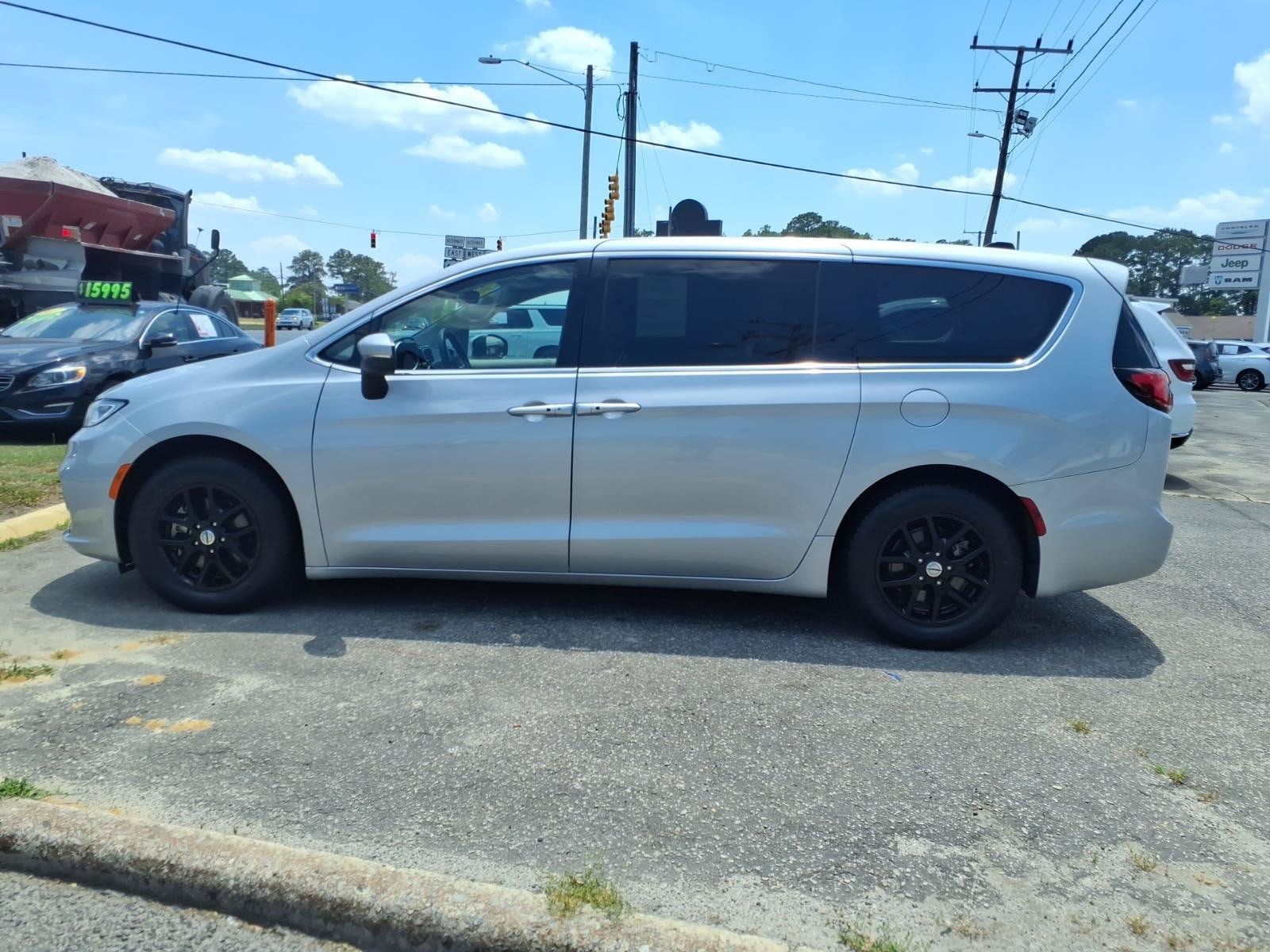 Used 2023 Chrysler Pacifica Touring-L FWD image 5
