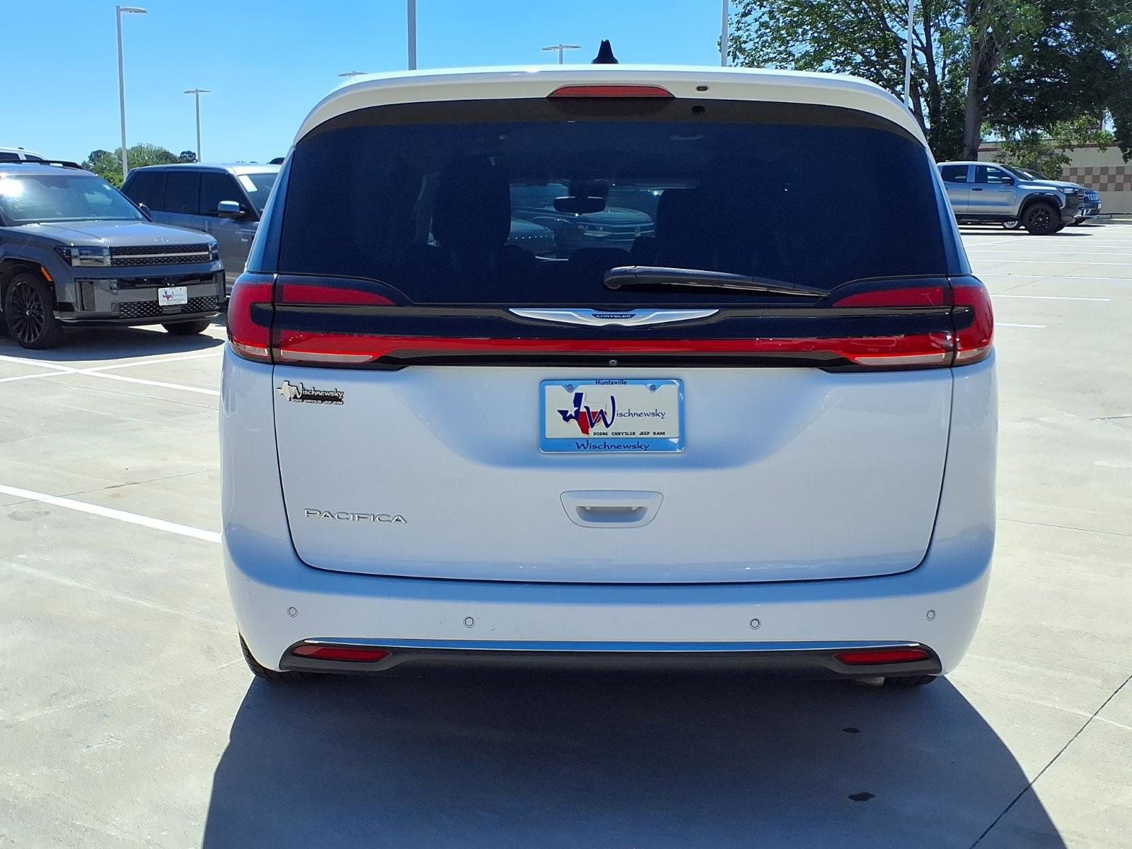 Used 2023 Chrysler Pacifica Touring-L FWD image 7