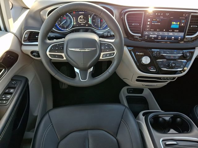 Used 2024 Chrysler Pacifica Touring-L image 11
