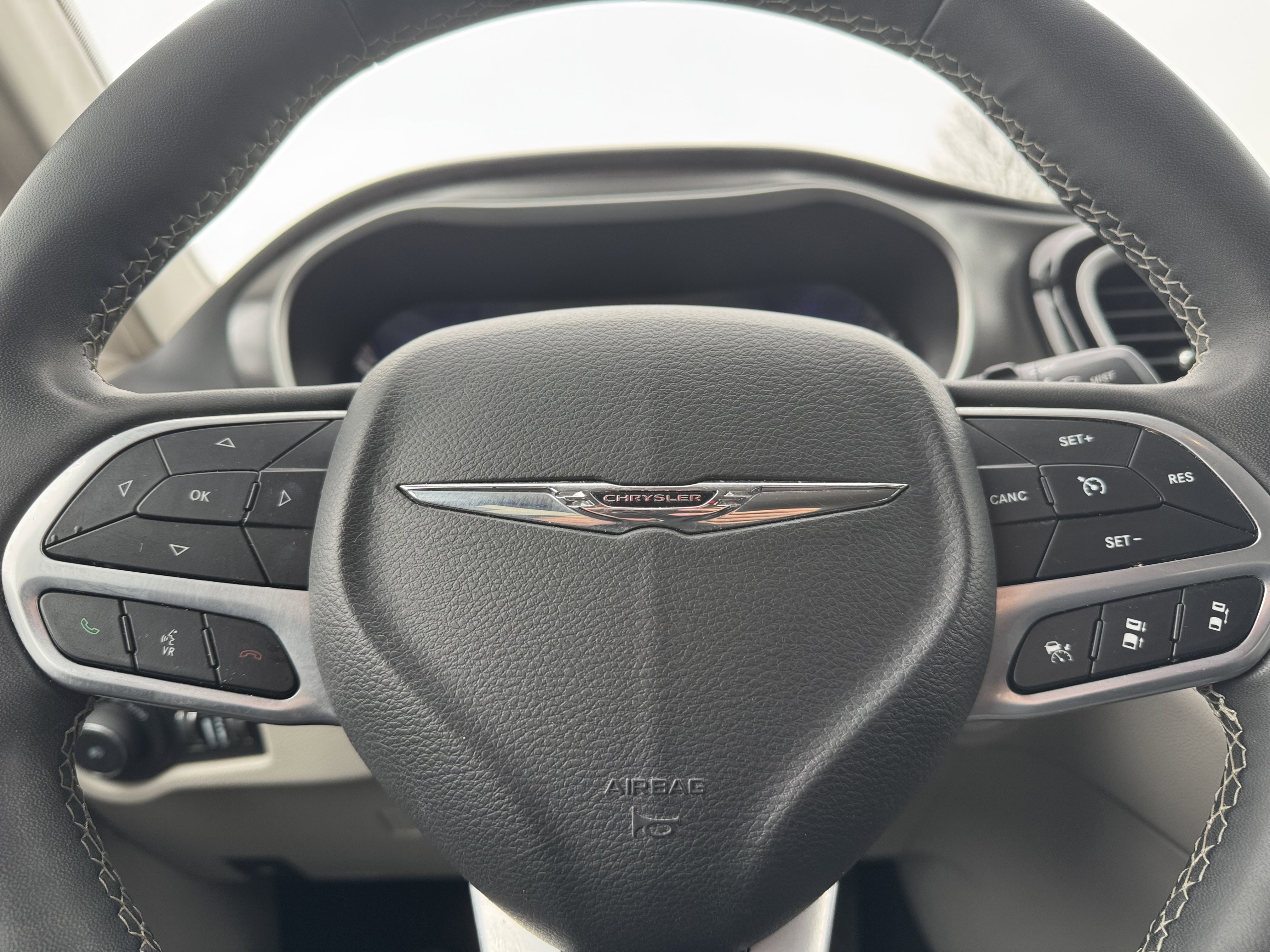 Used 2023 Chrysler Pacifica Touring-L image 19