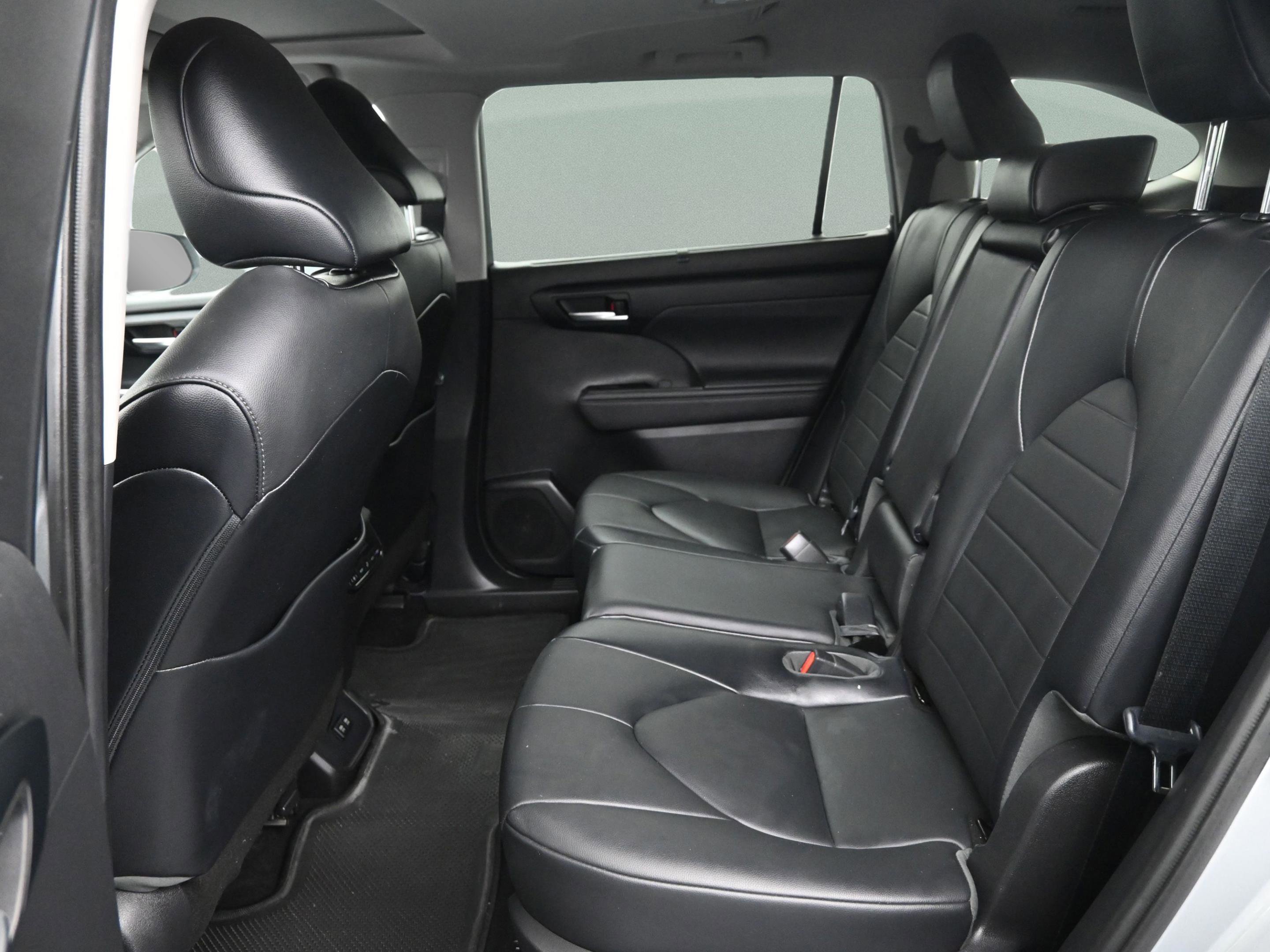 Used 2021 Toyota Highlander XLE image 13
