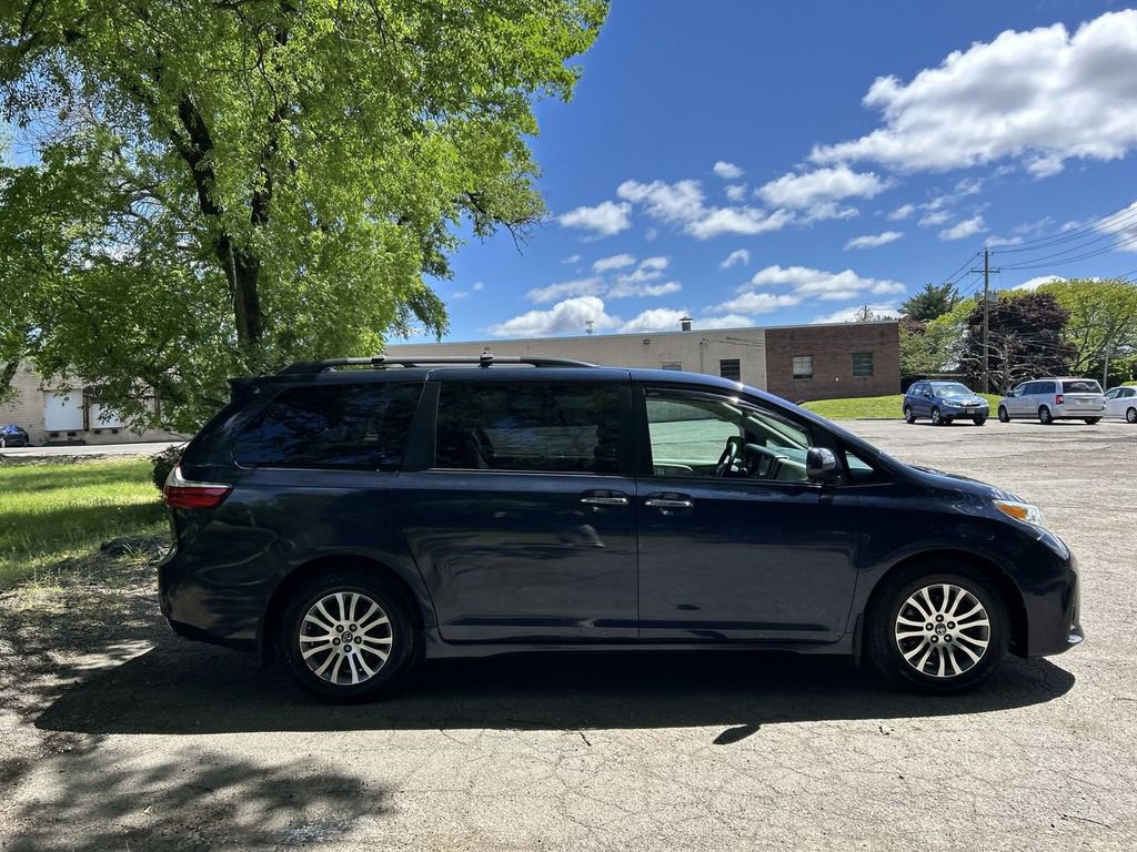 Used 2018 Toyota Sienna XLE FWD image 9