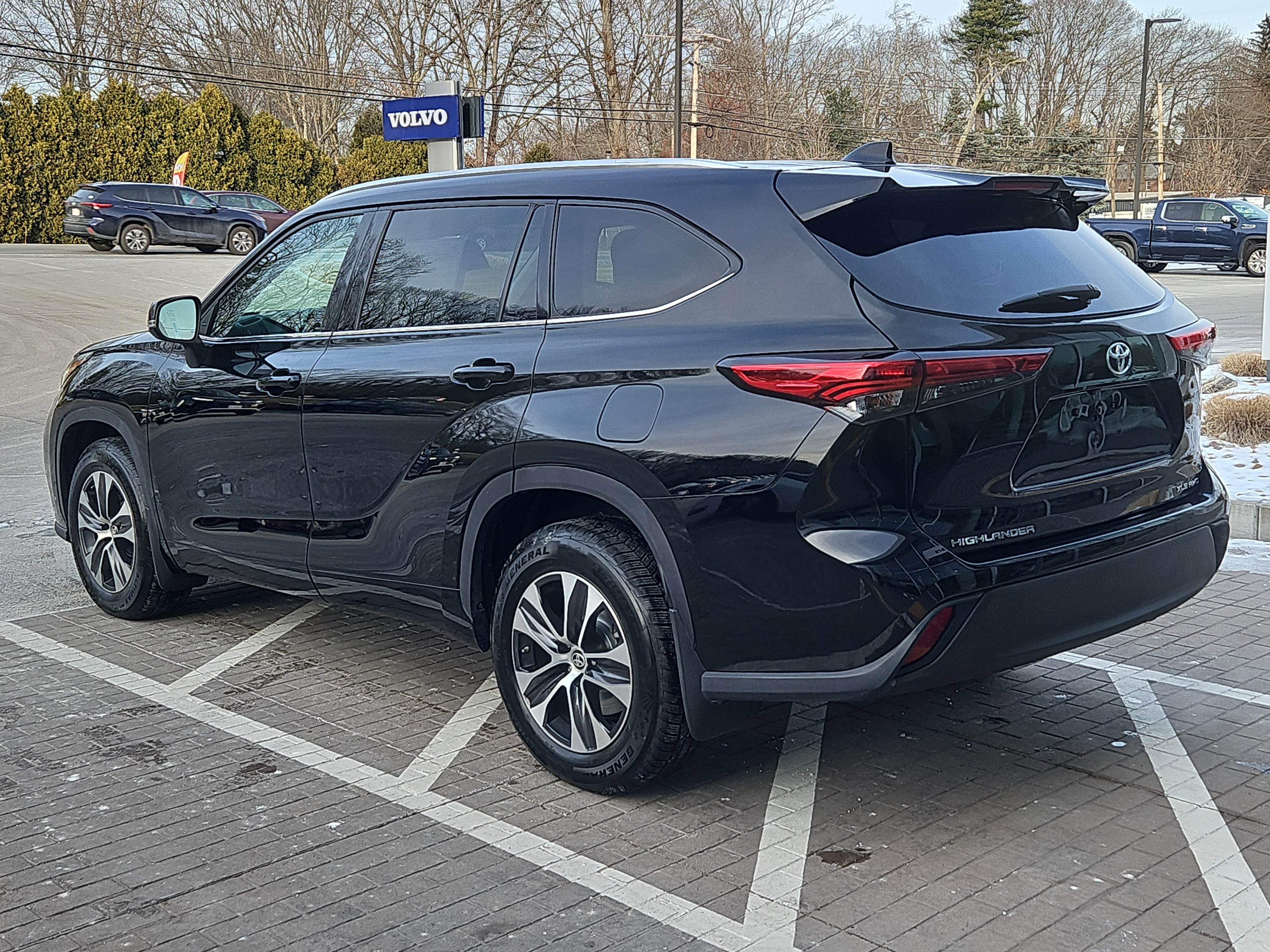 Used 2020 Toyota Highlander XLE image 24